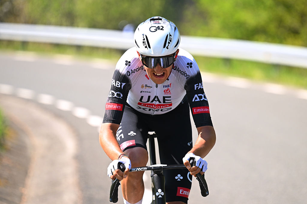 Marc Soler Takes Stage Victory Amid Kit Changes