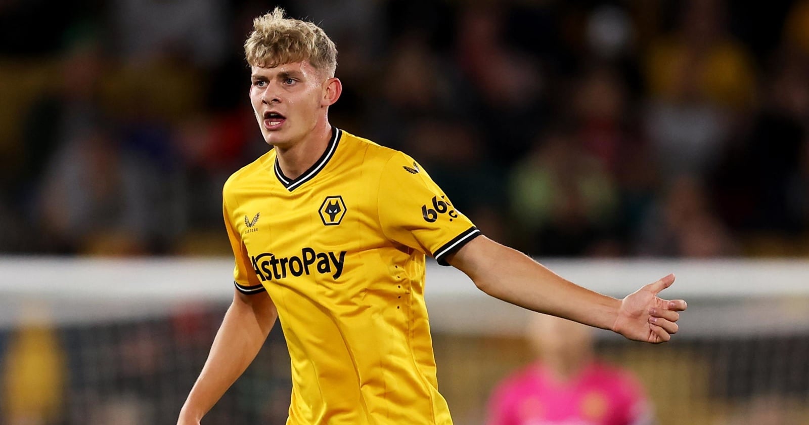 Wolves defender Pond joins Crewe on loan