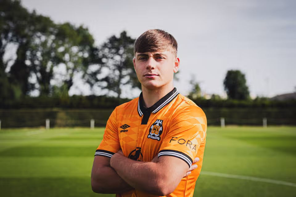 Bristol City Midfielder Stokes Joins Stockport